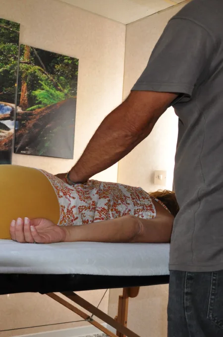 soins énergétiques, personne allongé sur un table de massage