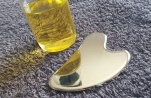 Huile bio sésame et Gua sha acier chirurgical