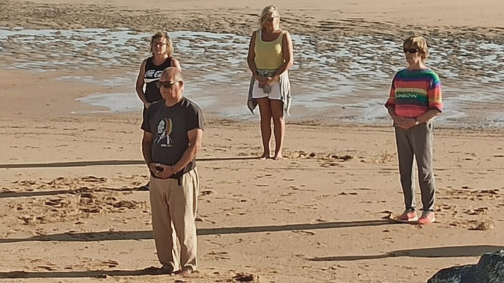 Cours collectif de Qi Gong sur la plage à Oléron - Ressentir l'Équilibre