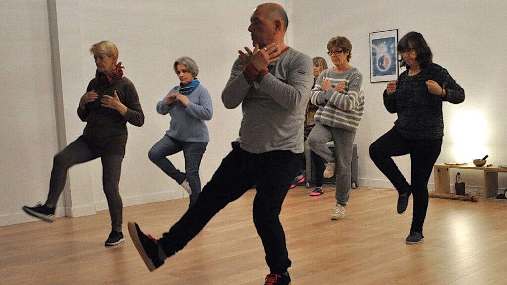 Cours collectif de Qi Gong en salle à Oléron - Exercice d'ancrage et équilibre - Ressentir l'Équilibre